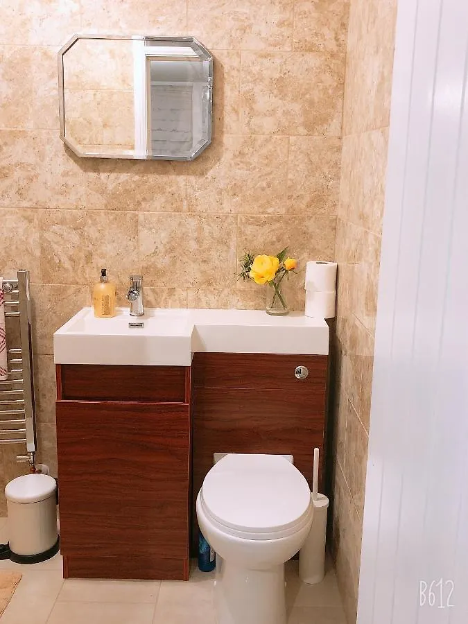 Flat 1 - Entire Modern Studio With En-Suite And Free Parking Close To Qmc, City Centre & Notts Uni Nottingham Apartment